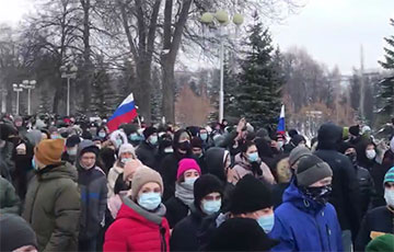 Участники акции протеста в российской Уфе скандируют: «Аквадискотека!»