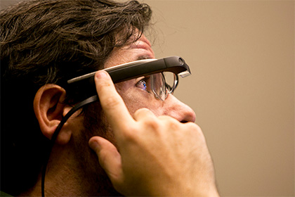 Google Glass смогут определять границы снимка по пальцам фотографа