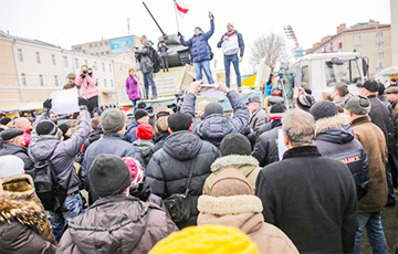 «Лукашенко, уходи!»: Рассерженные белорусы вышли на акции в четырех городах