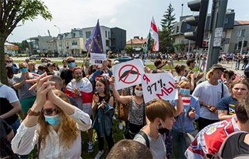 Яркий фоторепортаж с акции у белорусского посольства в Варшаве