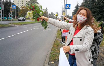 Люди с цветами вышли на акцию на Логойском тракте в Минске