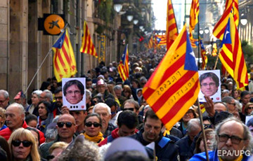 Протесты в Барселоне: Митингующие прорвали кордон полиции у парламента Каталонии