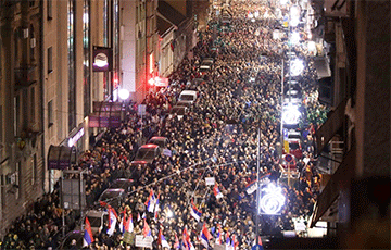 Тысячи сербов вышли на улицы с протестом против президента
