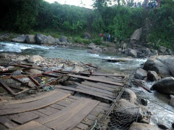 При обрушении моста в Индии погибли больше 30 человек
