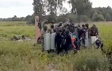 Власти Литвы: Неопознанные силовики выталкивают мигрантов