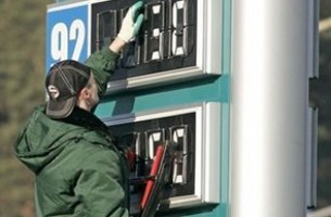 «Белнефтехим» повысил цены на бензин, но не успокоился