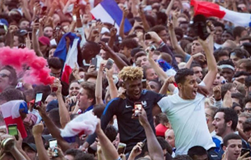 Фотофакт: Тысячи болельщиков Франции празднуют победу на улицах Парижа