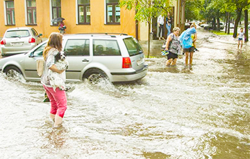 На Брест обрушился ливень и затопил центр города