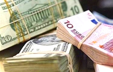 Белорусский рубль обвалился к российскому и евро