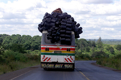 В Танзании в результате падения школьного автобуса с обрыва погиб 31 человек