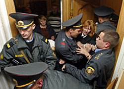 В квартиру Николая Демиденко ломятся милиционеры