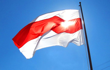 Бело-красно-белый флаг парил в небе над Березинским районом