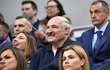 Лукашенко объяснил, зачем ему красавицы из службы протокола