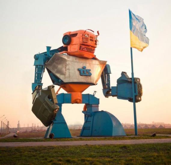 10-метровому роботу-трансформеру под Одессой вручили флаг Украины