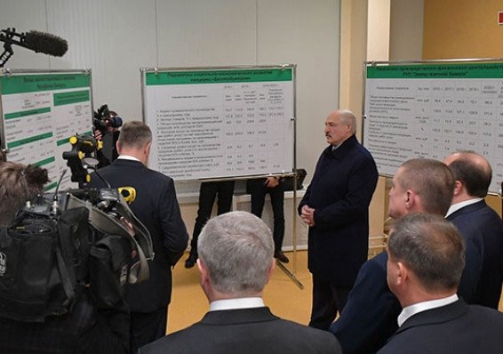 Лукашенко упрекнул Россию, что она специально начала налоговый маневр, чтобы надавить на Беларусь