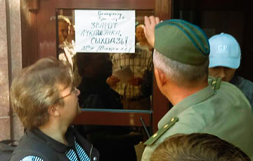 Фотофакт: Плакат «Лукашенко, уходи!» на дверях администрации диктатора