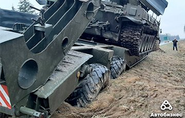 На МКАД-2 тягач с военной техникой съехал в кювет и застрял в грязи