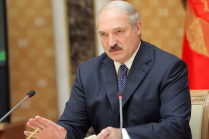 Лукашенко похвалил врачей и призвал не паниковать из-за коронавируса