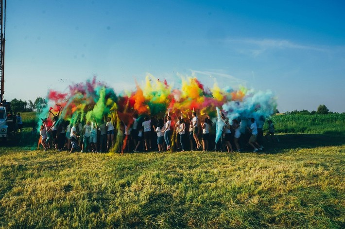 «Город света»: 200 брестчан «искупались» в разноцветной краске