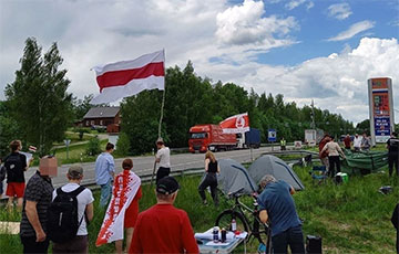 В пункте пропуска «Мядининкай» выстроился многодневный пикет с бело-красно-белыми флагами