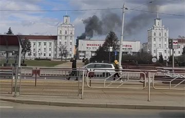Над Минским тракторным заводом поднялся столб черного дыма