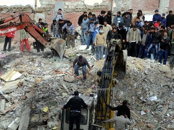 Число жертв обрушения дома в Александрии возросло до 25 человек