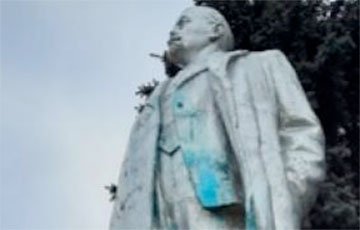 Жительница Браслава облила памятник Ленину зеленой краской