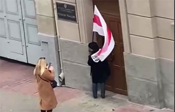 Видеофакт: Нина Багинская вошла в здание МВД
