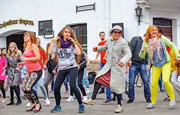 В центре Минска прошел флешмоб с бразильскими танцами