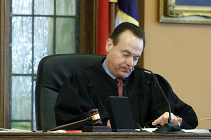 Американский судья попытался пивом заплатить за письма членов своей семьи
