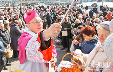 Митрополит Тадеуш Кондрусевич благословил пасхальную пищу в Красном костеле