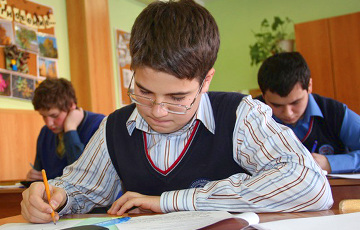 «В белорусской школе вообще нужно отменить оценки»