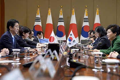 Япония и Южная Корея договорились решить исторические разногласия