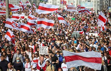 «Я выхожу»: Появилась книга с плакатами белорусских протестов 2020 года