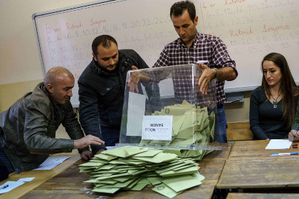 Правящая партия Турции вернула большинство в парламенте