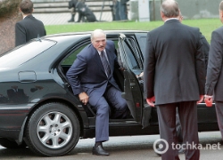 На «Экспобеле» перед визитом Лукашенко красят столбики и засыпают ямы