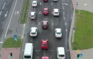 В Гродно бело-красно-белый флаг составили из автомобилей