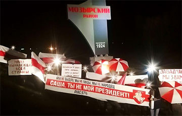 Жители Мозыря вышли на вечернюю акцию