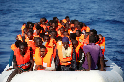 Жизнь сотен мигрантов оказалась под угрозой на судне правозащитников