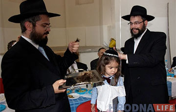 В Гродненской синагоге показали первую стрижку еврейского мальчика