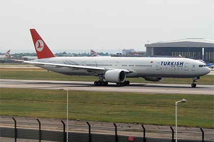 Турецкий самолет совершил срочную посадку из-за сообщения о бомбе на борту
