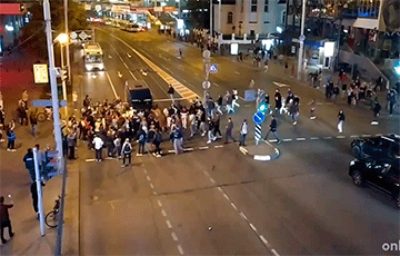 На Немиге протестующие заблокировали бус караевцев