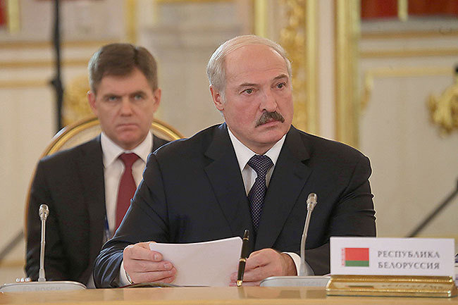 На переговорах в Москве Лукашенко сидел за табличкой «Республика Белоруссия»