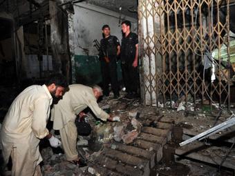 В результате двойного теракта в Пешаваре погибли 35 человек