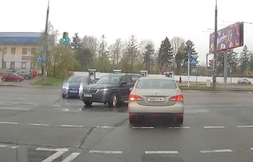 В Минске водитель своим маневром заставил ждать весь перекресток