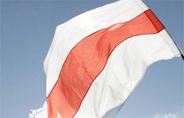 В небе над Минском летает огромный бело-красно-белый флаг