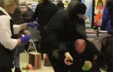 Каратели Кубракова ворвались в магазин на Червякова и начали избивать покупателей
