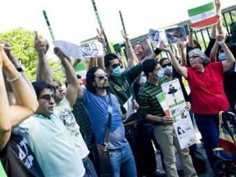 Демонстранты штурмуют посольство Ирана в Стокгольме
