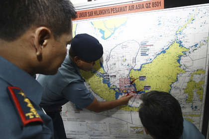 В районе исчезновения лайнера AirAsia видели столб дыма