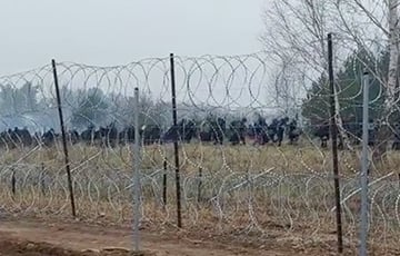 Мигранты уходят из лагеря на границе в неизвестном направлении под наблюдением белорусских спецслужб